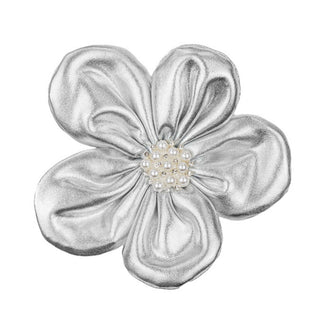 Silver flower-shaped hairclip with a central pearl on a white background